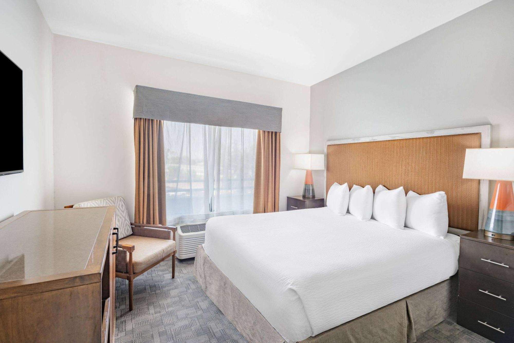 Отель Ramada By Wyndham Бейкерсфилд Экстерьер фото
